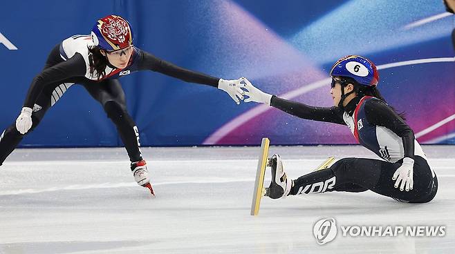 김길리 "넘어져도 터치!" (밀라노=연합뉴스) 서대연 기자 = 10일(현지시간) 이탈리아 밀라노 아이스스케이팅 아레나에서 열린 2026 밀라노ㆍ코르티나담페초 동계올림픽 쇼트트랙 혼성계주 준결승에서 미국 선수에 의해 넘어진 김길리가 최민정과 터치하고 있다. 2026.2.10 dwise@yna.co.kr