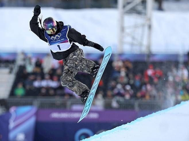 11일(현지시간) 이탈리아 리비뇨 스노파크에서 열린 2026 밀라노코르티나담페초 동계올림픽 스노보드 여자 하프파이프 예선에 출전한 최가온이 경기를 펼치고 있다.