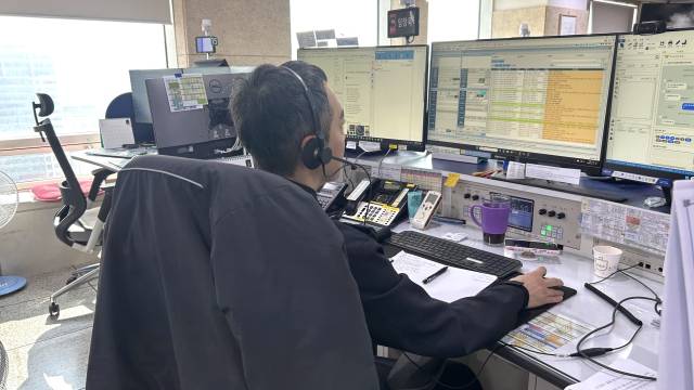 대전소방본부 119 수보요원이 신고를 접수하고 있다. 사진=오민지 기자.