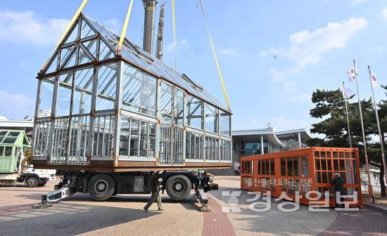 ▲ 11일 울산대공원 정문광장에 설치미술가 이상한 작가의 글라스하우스 작품이 설치되고 있다. 김동수기자 dskim@ksilbo.co.kr