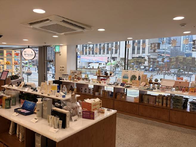 서울 중구 세종대로 서울도시건축전시관에 위치한 '지역관광 안테나숍' (사진=이민하 기자)