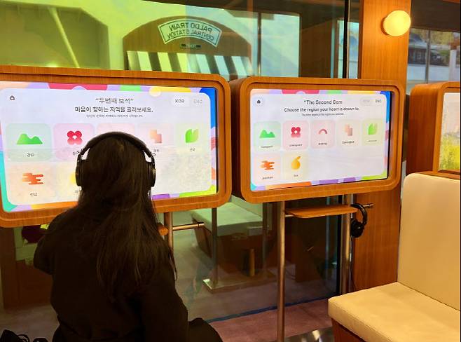 서울 중구 세종대로 서울도시건축전시관에 위치한 '지역관광 안테나숍'에서 방문객이 각 지역의 자연의 소리를 듣고 있다. (사진=이민하 기자)