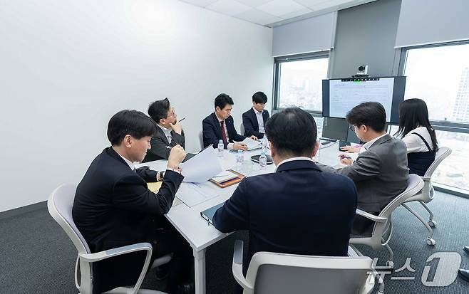 NH농협은행 GIB부문은 지난 11일 런던, 뉴욕, 하노이 등 기업 및 투자금융 권역 7개 해외점포장들과 글로벌 사업전략 화상회의를 개최했다.(사진 왼쪽) 민병도 GIB부문 부행장 / 사진제공=농협은행