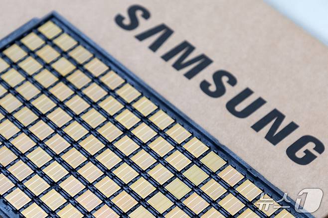 삼성전자가 세계 최초로 양산 출하한 HBM4 사진(삼성전자 제공)