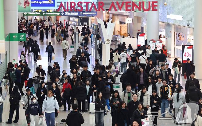 설 명절 연휴를 앞둔 12일 오전 인천국제공항 1터미널 면세구역이 이용객들로 붐비고 있다. 2026.2.12 ⓒ 뉴스1 최지환 기자