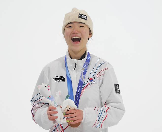 9일(현지시간) 이탈리아 리비뇨 스노파크에서 열린 2026 밀라노·코르티나 동계올림픽 스노보드 여자 빅에어 시상식에서 동메달을 차지한 유승은이 시상대에 올라 미소를 짓고 있다. 사진 | 리비뇨=연합뉴스