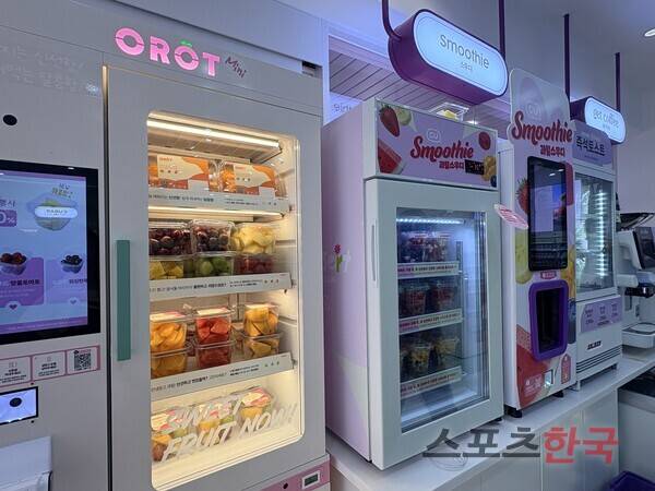 리얼 스무디 기계와 생과일 키오스크, 즉석 토스트 기기 등도 배치됐다. ⓒ김나연 기자