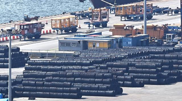 한국무역보험공사는 12일 포스코 중소 협력사를 대상으로 ‘수출공급망강화보증’ 1호 보증서를 발급했다. 사진은 지난해 8월 18일 경기 평택시 포승읍 평택항 야적장에 철강제품이 쌓인 모습. / 뉴시스