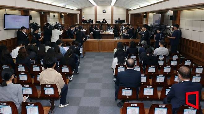 류경진 부장판사가 17일 서울 서초구 서울중앙지법에서 열린 이상민 전 행안부 장관 언론사 단전·단수, 위증, 내란중요임무종사 등 사건 첫 재판을 심리하고 있다. 2025.10.17. 사진공동취재단