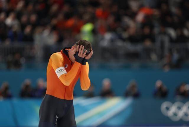 네덜란드의 유프 베네마르스가 12일(한국시간) 이탈리아 밀라노 스피드스케이팅 아레나에서 열린 2026 밀라노·코르티나담페초 동계올림픽 스피드스케이팅 남자 1,000m 재경기를 홀로 치른 뒤 아쉬워하며 얼굴을 감싸고 있다. 밀라노 연합뉴스
