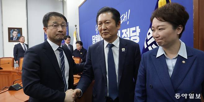 더불어민주당 정청래 대표(가운데)가 10일 서울 여의도 국회에서 비공개 최고위원회의를 마치고 “지방선거 전 합당 논의를 중단한다”고 밝힌 뒤 회의실을 나서고 있다. 앞서 진행된 의원총회에서 찬반 토론에 나선 의원 18명 중 16명이 조국혁신당과의 합당 추진을 반대한 것으로 전해졌다. 왼쪽부터 한병도 원내대표, 정 대표, 이언주 최고위원. 박형기 기자 oneshot@donga.com