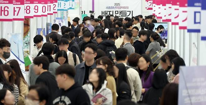2025년 11월 6일 세종시 어진동 세종컨벤션센터에서 열린 2025 세종청년취업박람회에서 많은 구직자들이 자신에게 맞는 일자리를 찾고 있다. 뉴시스