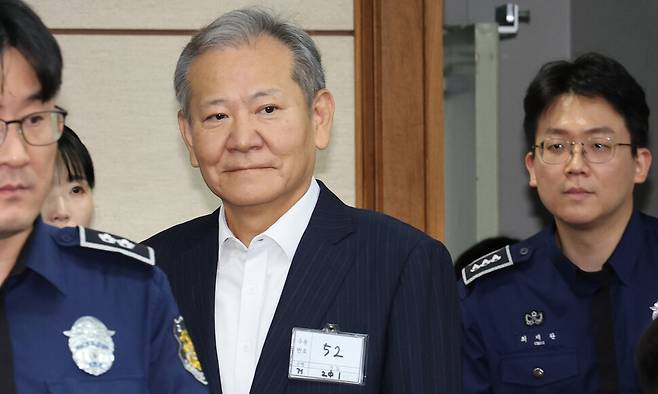 12·3 비상계엄 관련 언론사 단전·단수를 지시한 혐의로 구속기소 된 이상민 전 행정안전부 장관이 2025년 10월17일 오전 서울 서초구 서울중앙지법에서 열린 첫 공판에 출석하고 있다. 사진공동취재단