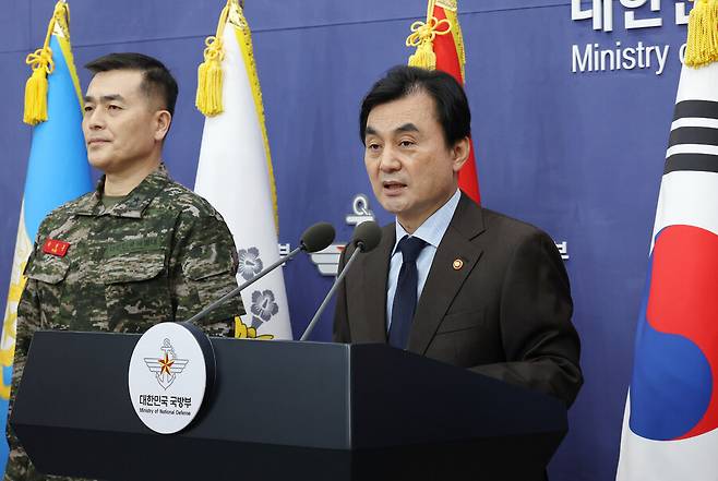 안규백 국방부 장관이 12일 오전 서울 용산구 국방부 브리핑룸에서 12·3 불법 비상계엄 사건의 전개와 관련한 국방부 헌법존중 정부혁신 티에프 활동 결과를 발표하고 있다. 왼쪽은 준장 계급장을 단 박정훈 국방부조사본부장. 연합뉴스