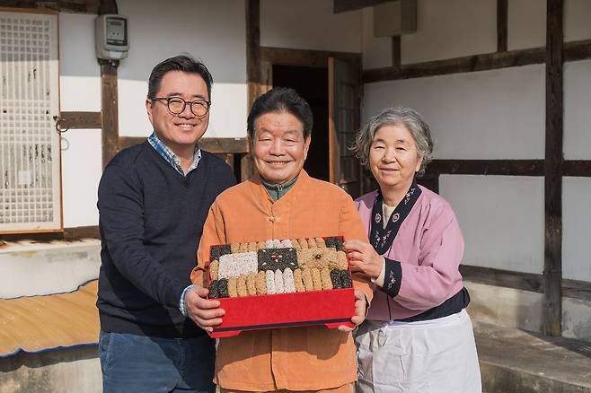 '갈골한과' 5대 최봉석(가운데) 명인 내외와 6대 최형준 대표. 백종현 기자