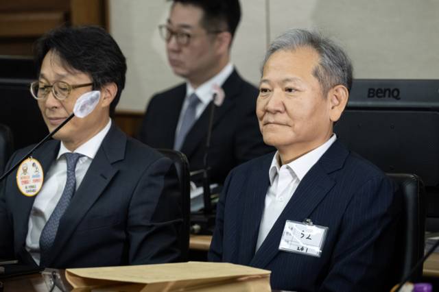 ▲ 이상민 전 행정안전부 장관이 17일 서울 서초구 서울중앙지법에서 열린 내란 중요임무 종사 등 혐의 첫 공판기일에 출석해 피고인석에 앉아 있다. 2025.10.17