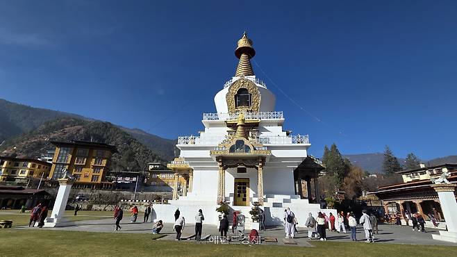 팀푸 도심의 불탑 ‘메모리얼 초르텐’에서 탑을 돌며 기도하는 부탄 시민들