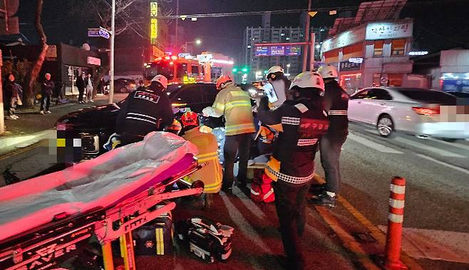 사고 현장을 수습하는 소방대원. 전북소방본부 제공