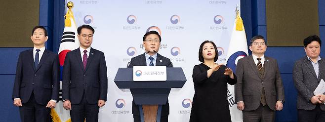 김성환 기후에너지환경부 장관이 12일 서울 종로구 정부서울청사에서 수도권 3개 시·도와의 수도권 직매립 금지 제도 안정적 이행 방안 논의 결과를 브리핑하고 있다. 기후에너지환경부 제공