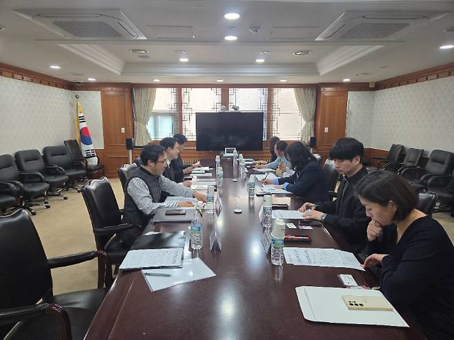 국무총리 소속 범정부 자살대책추진본부가 11일 정부서울청사에서 개신교와 불교, 천주교, 원불교 등 4대 종교 산하 자살예방센터와 간담회를 가졌다. 라이프호프 기독교자살예방센터 제공