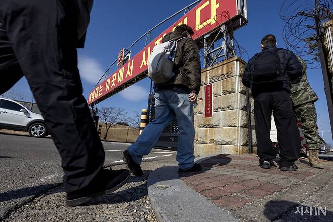 1월26일 오후 경북 포항 해병대 교육훈련단 정문으로 해병 1326기 입영 군인과 가족들이 들어가고 있다. ⓒ시사IN 조남진