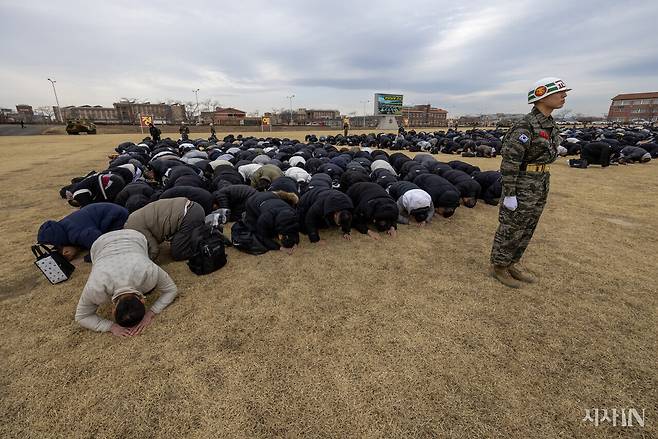 1월26일 오후 해병 1326기 입영식을 마친 군인들이 부모에게 큰절을 올리고 있다. ⓒ시사IN 조남진