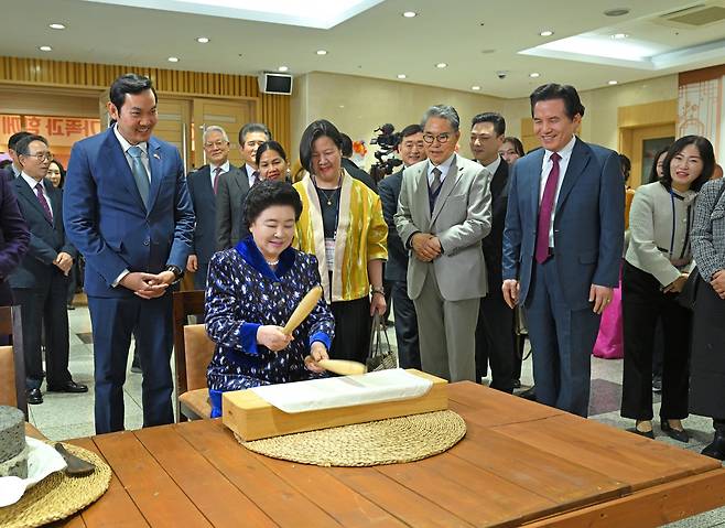 ‘2026 지구촌 가족과 함께 나누는 행복한 설 명절’에서 장길자 위러브유 회장과 버나뎃 테레스 페르난데즈 주한 필리핀 대사, 쿠언 폰러타낙 주한 캄보디아 대사 등 각국 외교관들이 한국의 전통문화인 다듬이질을 체험했다.