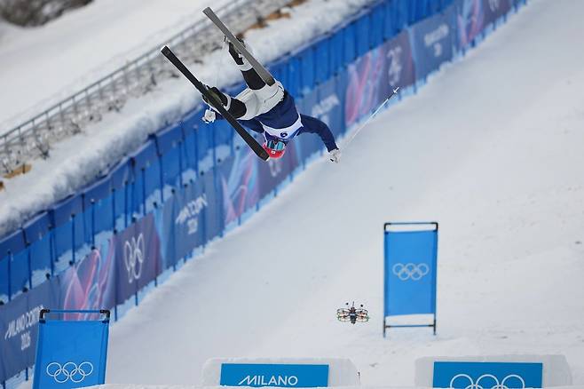 정대윤이 12일(한국시간) 리비뇨 에어리얼·모굴 파크에서 열린 프리스타일스키 남자 모굴 2차 예선에서 4위를 차지해 결선 무대를 밟게 됐다. 10일 1차 예선서 공중 연기를 펼치는 정대윤. 밀라노ㅣAP뉴시스