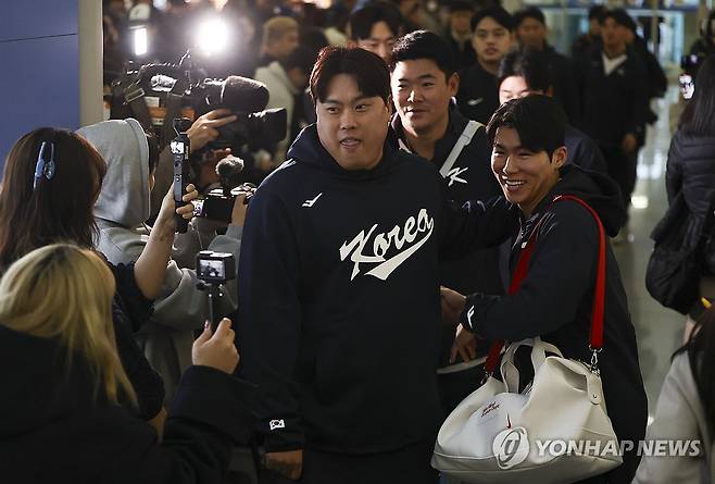 WBC 1차 캠프지 향하는 야구대표팀 (영종도=연합뉴스) 윤동진 기자 = 류현진(왼쪽), 김혜성을 비롯한 한국 야구대표팀 선수들이 9일 인천국제공항 1터미널에서 월드베이스볼클래식(WBC) 1차 캠프지인 사이판으로 출국하고 있다. 2026.1.9 mon@yna.co.kr