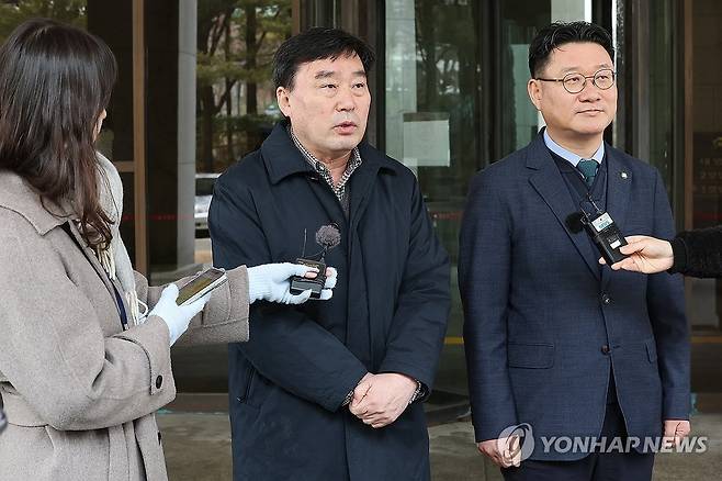 대법 "전두환 회고록 5·18 왜곡"…배상책임 확정 (서울=연합뉴스) 김성민 기자 = 전직 대통령 고(故) 전두환씨가 회고록에서 5·18 민주화 운동을 왜곡하고 관련자의 명예를 훼손했다며 손해를 배상하라는 판결이 대법원에서 확정됐다. 대법원 3부(주심 이흥구 대법관)는 12일 오전 5·18 기념재단 등 4개 단체와 고(故) 조비오 신부의 조카 조영대 신부가 전 전 대통령과 아들 전재국씨를 상대로 제기한 손해배상 청구 소송에서 원고 일부승소한 원심 판결을 확정했다.
이날 서울 서초구 대법원에서 박강배 5·18기념재단 상임이사(가운데)와 김정호 변호사가 입장을 밝히고 있다. 2026.2.12 ksm7976@yna.co.kr