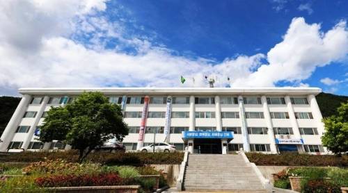 인제군이 ‘청년 일자리지원사업’의 국비 지원 중단에도 자체 군비를 투입하며 일자리 사업을 이어가기로 했다. 사진은 인제군청 전경.