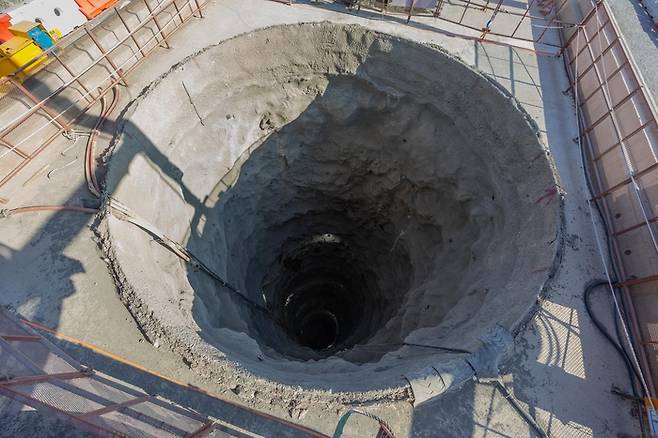 욕망산 정상부터 지하까지 뚫려있는 수직터널의 모습, 지름 10m, 길이는 120m에 달한다./사잔=Dl이앤씨 제공