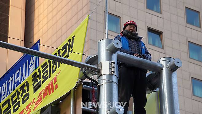 명동역 세종호텔 앞에서 고공 농성 중인 고진수 지부장. 뉴스앤조이 엄태빈