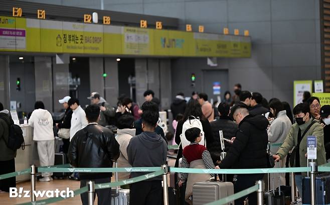설 연휴를 하루 앞둔 13일 인천국제공항 출국장에서 공항이용객들이 출국 수속을 하고 있다./사진=이명근 기자 qwe123@