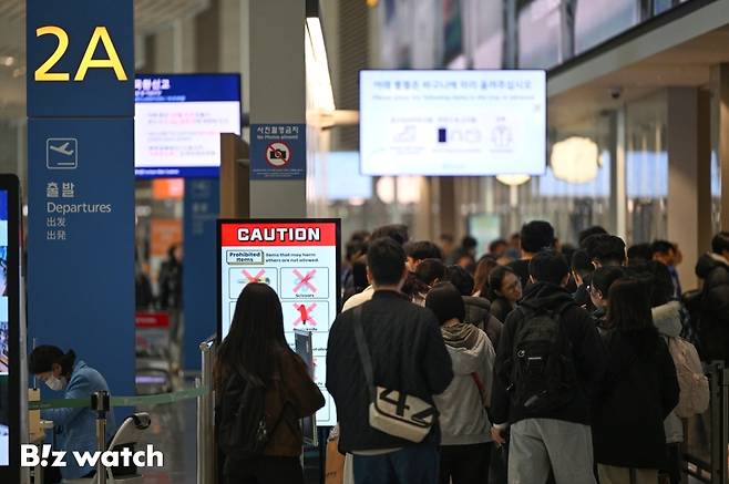설 연휴를 하루 앞둔 13일 인천국제공항 출국장에서 공항이용객들이 출국 수속을 하고 있다./사진=이명근 기자 qwe123@
