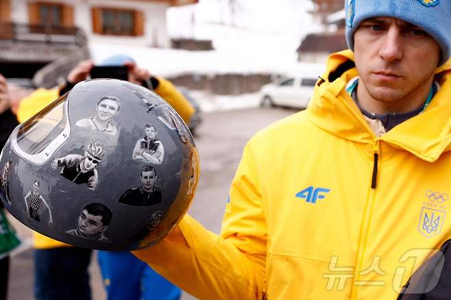 전쟁으로 목숨을 잃은 동료들의 얼굴을 헬멧에 새긴 블라디슬라프 헤라스케비치ⓒ AFP=뉴스1