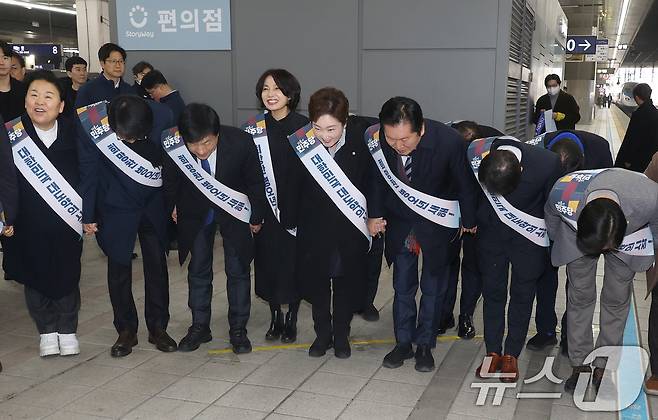 정청래 대표와 한병도 원내대표를 비롯한 더불어민주당 지도부가 13일 서울 용산역에서 시민들에게 귀성 인사를 하고 있다. (공동취재) 2026.2.13 ⓒ 뉴스1 이승배 기자
