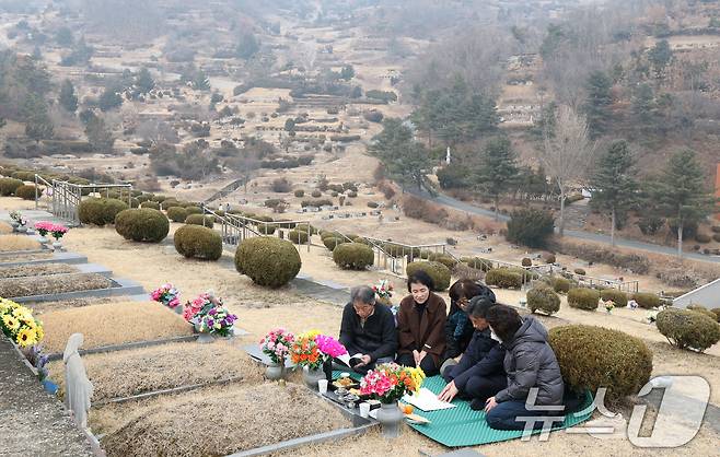 설 연휴를 하루 앞둔 13일 경기 용인시 처인구 천주교용인공원묘원에서 성묘객들이 가족의 묘를 찾아 성묘를 하고 있다. 2026.2.13 ⓒ 뉴스1 김영운 기자