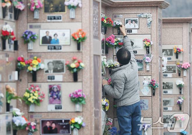 설 연휴를 하루 앞둔 13일 경기 용인시 처인구 천주교용인공원묘원에서 성묘객들이 가족의 묘를 찾아 성묘를 하고 있다. 2026.2.13 ⓒ 뉴스1 김영운 기자