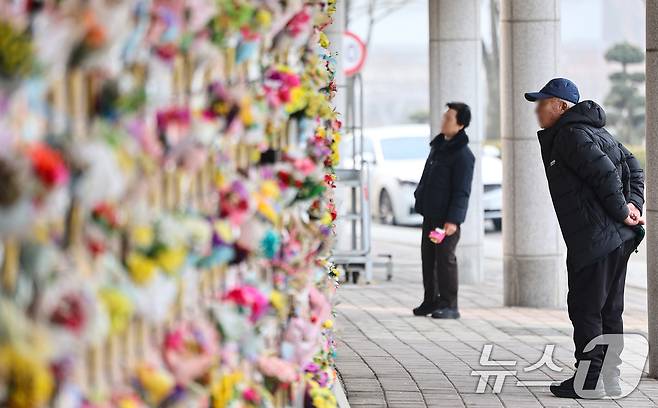 설날을 닷새 앞둔 12일 인천 부평구 인천가족공원을 찾은 한 가족이 성묘하고 있다. 2026.2.13 ⓒ 뉴스1 김도우 기자