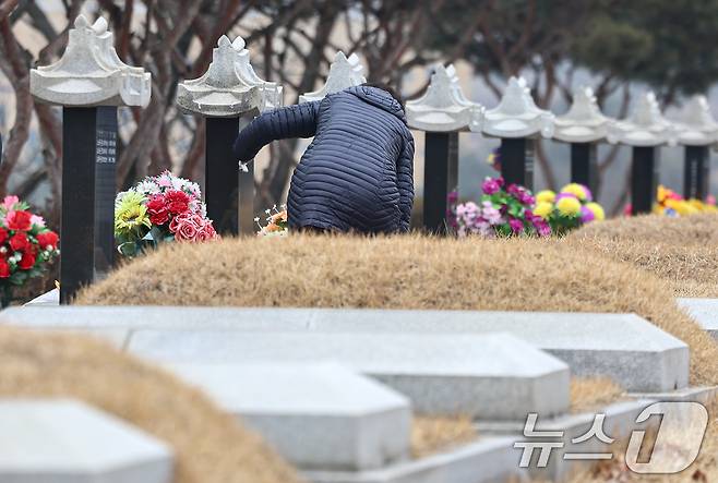 설날을 닷새 앞둔 12일 인천 부평구 인천가족공원을 찾은 한 성묘객이 성묘하고 있다. 2026.2.13 ⓒ 뉴스1 김도우 기자