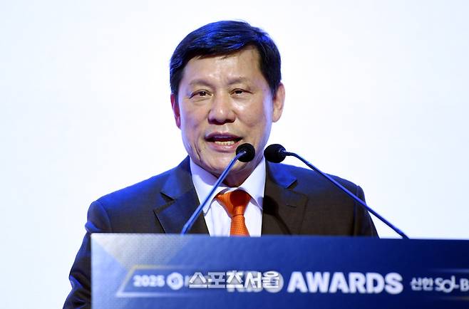 허구연 KBO 총재가 24일 서울 송파 롯데호텔 월드에서 열린 2025 KBO 시상식에서 2028-2037 타이틀 스폰서십 체결에 앞서 인사를 하고 있다. 사진 | 최승섭 기자 thunder@sportsseoul.com