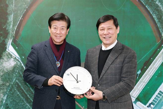 허구연 한국야구위원회(KBO) 총재가 박범인 금산군수와 금산군 야구 인프라를 활용한 지역 활성화 방안을 논의했다. 사진 | KBO