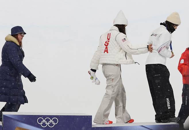 다친 최가온 잡아주는 클로이 김
(리비뇨=연합뉴스) 신준희 기자 = 12일(현지시간) 이탈리아 리비뇨 스노파크에서 열린 2026 밀라노-코르티나담페초 동계올림픽 스노보드 여자 하프파이프 결승에서 금메달을 따낸 최가온이 메달 세리머니를 마치고 클로이 김의 부축을 받으며 시상대를 내려가고 있다. 2026.2.13