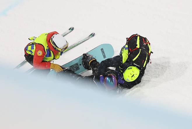 1차 시기서 넘어진 최가온
(리비뇨=연합뉴스) 류영석 기자 = 12일(현지시간) 이탈리아 리비뇨 스노파크에서 열린 2026 밀라노·코르티나담페초 동계 올림픽 스키 스노보드 여자 하프파이프 결선에서 최가온이 1차 시기 중 넘어진 뒤 의료진의 부축을 받고 있다. 2026.2.13