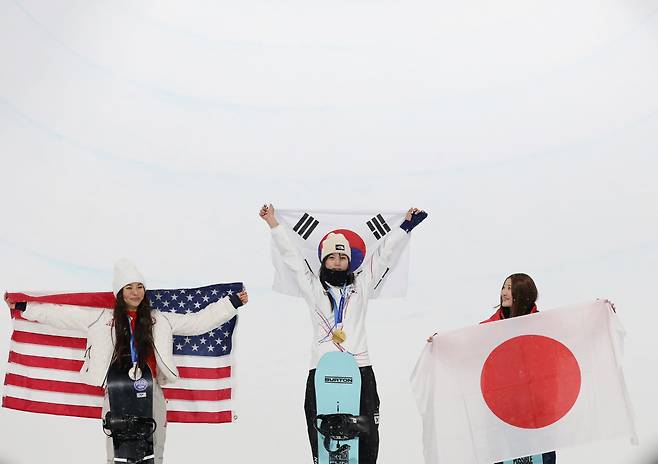 이제 최가온의 시대
(리비뇨=연합뉴스) 신준희 기자 = 12일(현지시간) 이탈리아 리비뇨 스노파크에서 열린 2026 밀라노-코르티나담페초 동계올림픽 스노보드 여자 하프파이프 결승에서 금메달을 따낸 최가온이 기뻐하고 있다.
왼쪽은 은메달을 딴 미국 클로이 김, 오른쪽은 동메달 일본 오노 미쓰키. 2026.2.13
