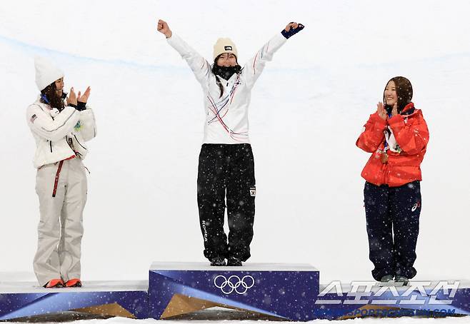13일(한국시간) 이탈리아 리비뇨 스노파크에서 열린 스키 스노보드 여자 하프파이프 결선에서 최가온이 90.25점을 획득해 금메달을 차지했다. 금메달 수상하고 있는 최가온. 리비뇨(이탈리아)=송정헌 기자songs@sportschosun.com/2026.02.13/