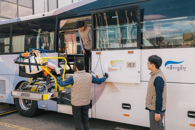 서울시설공단은 장애인 이동 편의를 위해 '나들이 동행버스'를 활용한 수도권 장사시설 '설 사전 성묘 지원 서비스'를 진행했다고 13일 밝혔다. /서울시