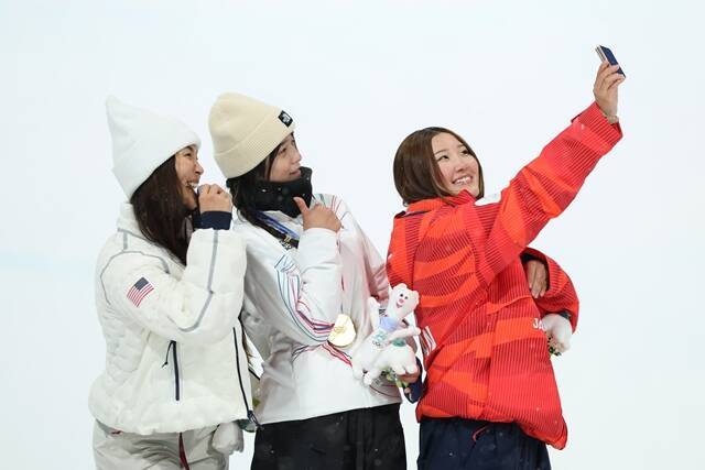 13일 이탈리아 리비뇨 스노파크에서 열린 2026 밀라노 코르티나 동계올림픽 스키·스노보드 여자 하프파이프 시상식에서 금메달 최가온(가운데), 은메달 클로이 김(왼쪽), 동메달 요노 미츠키 선수가 '갤럭시Z플립7 올림픽 에디션'으로 '빅토리 셀피'를 찍고 있다. /삼성전자