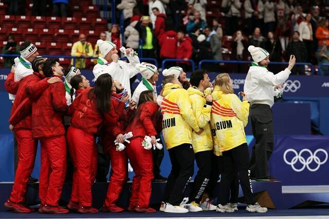 지난 10일 이탈리아 밀라노 아이스스케이팅 아레나에서 열린 2026 밀라노 코르티나 동계올림픽 쇼트트랙 혼성계주 시상식에서 이탈리아, 캐나다, 벨기에 대표팀 선수들이 '빅토리 셀피'를 찍고 있다. /삼성전자